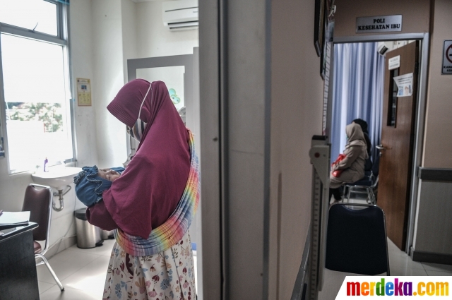 Ibu hamil berkonsultasi dengan dokter saat pemeriksaan rutin di Puskesmas Kecamatan Jatinegara, Jakarta, Kamis (26/11/2020). Pemeriksaan rutin kehamilan secara teratur untuk memantau pertumbuhan dan perkembangan anak dalam kandungan merupakan salah satu upaya penting dalam mencegah stunting atau gizi buruk sejak dini.