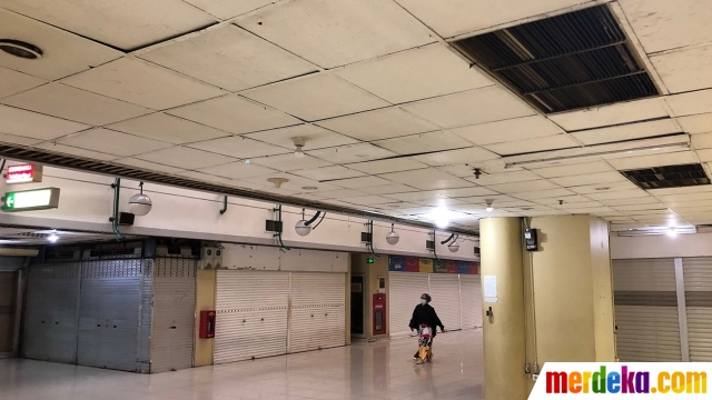 Pengunjung melintas di kawasan Blok M Mall, Jakarta Selatan, Kamis (26/11/2020). Mal yang pernah berjaya pada era 1990-an sampai 2000-an tersebut kini telah sirna, ditambah adanya pandemi Covid-19 yang memperparah keadaan.