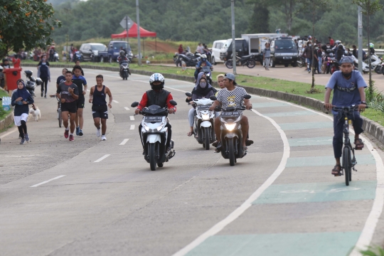 Berebut Tempat di Lingkar Luar Stadion Pakansari