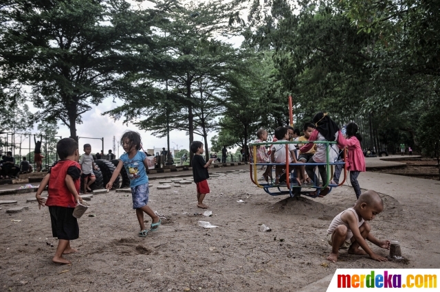 Anak-anak menikmati fasilitas permainan di taman bermain kawasan Duren Sawit, Jakarta, Kamis (26/11/2020). Bermain dengan pendampingan orang tua merupakan salah satu cara penting dalam menstimulasi psikososial anak yang berfungsi meningkatkan perkembangan motorik sehingga menumbuhkan potensi kecerdasan secara optimal serta menurunkan frekuensi terjadinya stunting, terutama pada balita usia 2-3 tahun.