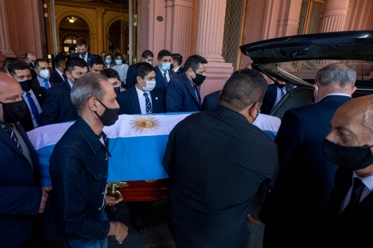 Ribuan Penggemar Iringi Mobil Jenazah Diego Maradona ke Pemakaman