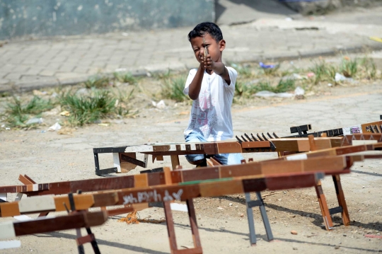 Keseruan Anak-Anak Bermain Tembak-tembakan dengan Mainan Tradisional