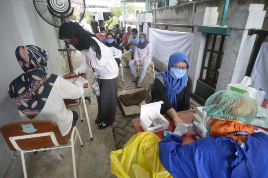 Jelang Pilkada, Petugas KPPS Tangerang Selatan Jalani Tes Kesehatan