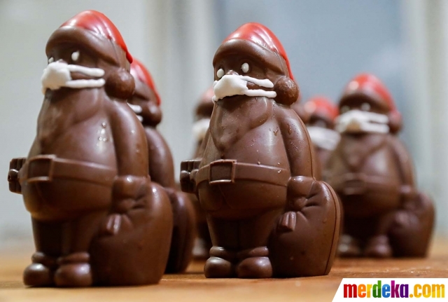 Cokelat berbentuk Sinterklas yang mengenakan masker pelindung wajah terlihat di bengkel pembuat manisan Hungaria Laszlo Rimoczi di Lajosmizse, Hongaria, 20 November 2020.
