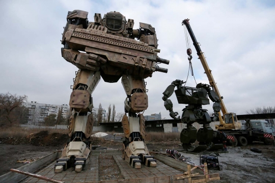 Melihat Perakitan Robot dari Limbah Logam dan Mobil di Ukraina