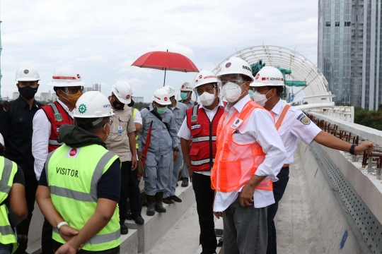 Menhub Budi Karya Sumadi Tinjau Jembatan Bentang Panjang Dukuh Atas LRT Jabodebek