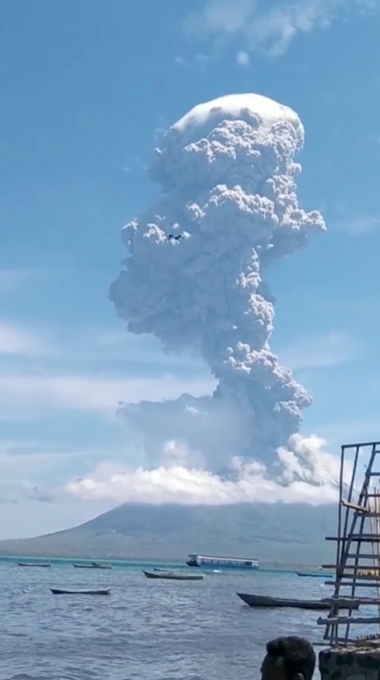 Gunung Ili Lewotolok di NTT Erupsi, Tinggi Kolom Abu 4.000 Meter