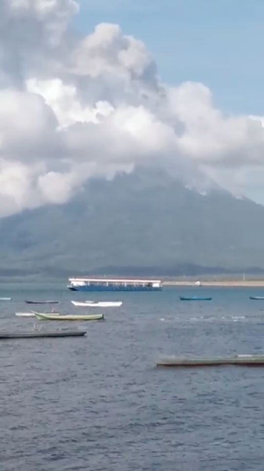 Gunung Ili Lewotolok di NTT Erupsi, Tinggi Kolom Abu 4.000 Meter