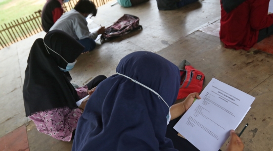Murid SMP Jalani UAS Tatap Muka di Tengah Wabah Covid-19