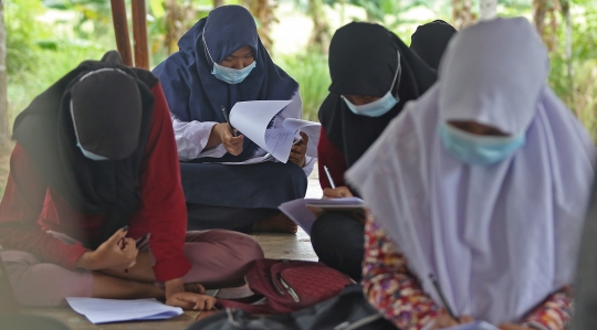 Murid SMP Jalani UAS Tatap Muka di Tengah Wabah Covid-19