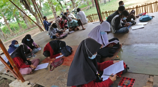 Murid SMP Jalani UAS Tatap Muka di Tengah Wabah Covid-19