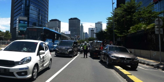 Tersangkut Separator, Sedan BMW Bikin Macet MH Thamrin