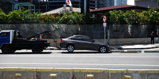 Tersangkut Separator, Sedan BMW Bikin Macet MH Thamrin