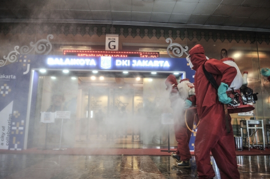 Penyemprotan Disinfektan di Balai Kota