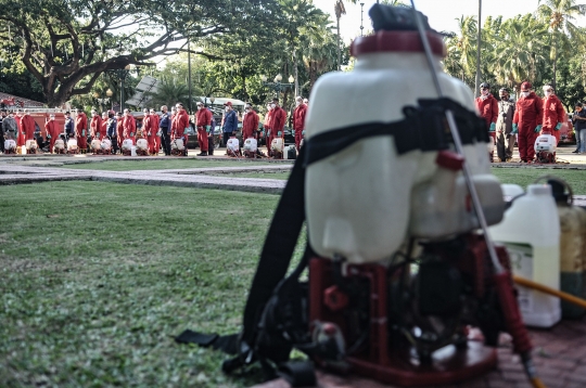 Penyemprotan Disinfektan di Balai Kota