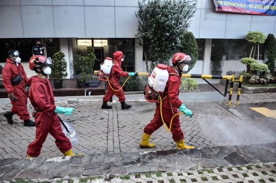 Penyemprotan Disinfektan di Balai Kota