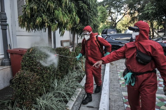 Penyemprotan Disinfektan di Balai Kota