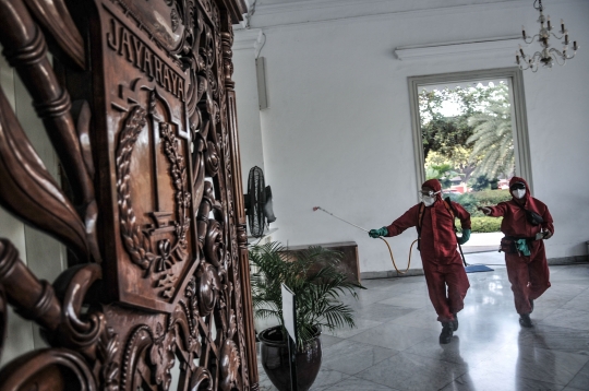 Penyemprotan Disinfektan di Balai Kota