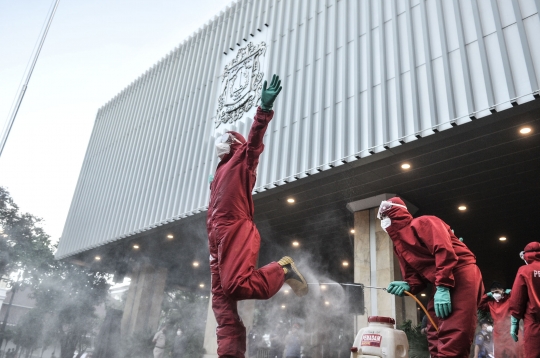 Penyemprotan Disinfektan di Balai Kota