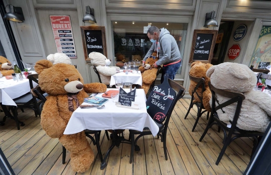 Lockdown, Boneka Beruang Jadi Pengunjung Restoran di Prancis