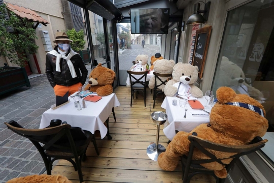 Lockdown, Boneka Beruang Jadi Pengunjung Restoran di Prancis