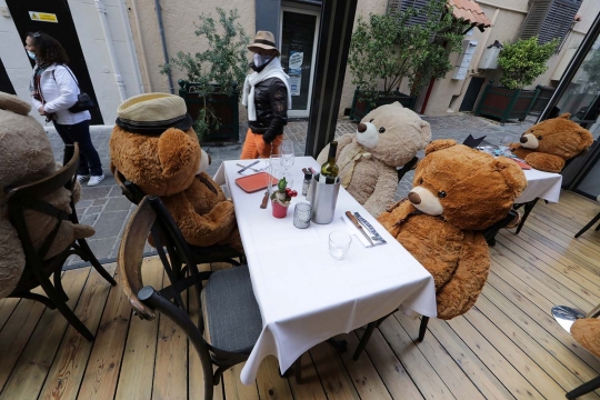 Lockdown, Boneka Beruang Jadi Pengunjung Restoran di Prancis