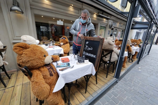 Lockdown, Boneka Beruang Jadi Pengunjung Restoran di Prancis