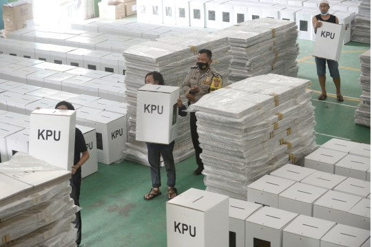 Mengecek Logistik Pilkada Tangsel yang Segera Dibagikan