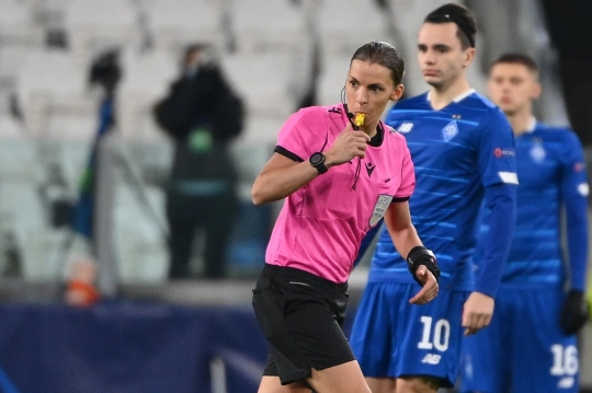 Sosok Stephanie Frappart, Wasit Perempuan Pertama di Liga Champions