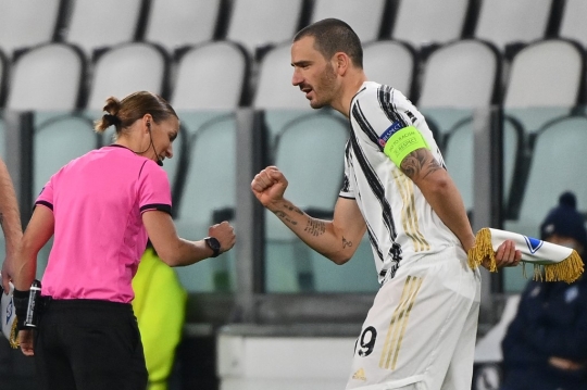 Sosok Stephanie Frappart, Wasit Perempuan Pertama di Liga Champions