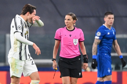 Sosok Stephanie Frappart, Wasit Perempuan Pertama di Liga Champions