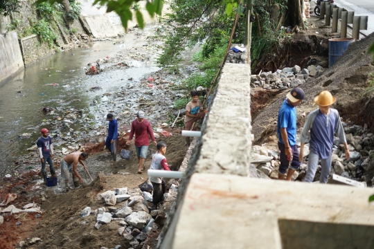 Sering Longsor, Bantaran Kali Tanah Baru di Depok Dipasangi Turap