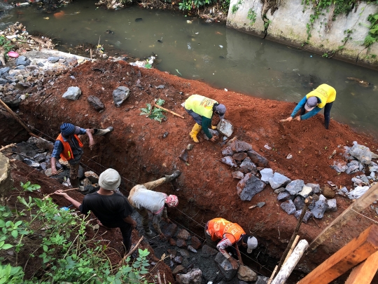 Sering Longsor, Bantaran Kali Tanah Baru di Depok Dipasangi Turap