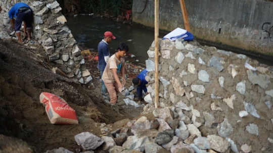 Sering Longsor, Bantaran Kali Tanah Baru di Depok Dipasangi Turap