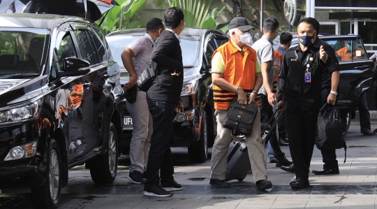 Terjaring OTT, Bupati Banggai Laut Digelandang ke Gedung KPK