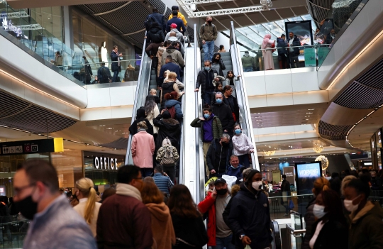 Jelang Natal, Warga London Padati Mall di Tengah Covid-19