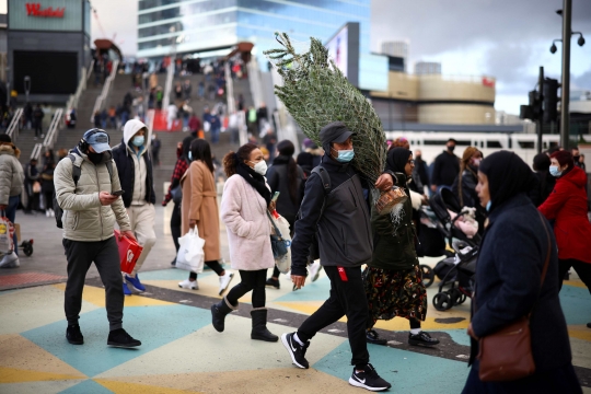 Jelang Natal, Warga London Padati Mall di Tengah Covid-19