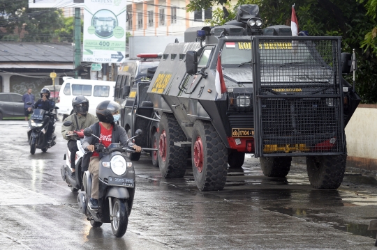 Personel Brimob dan Sabara Gelar Apel Pengamanan Pilkada Tangsel