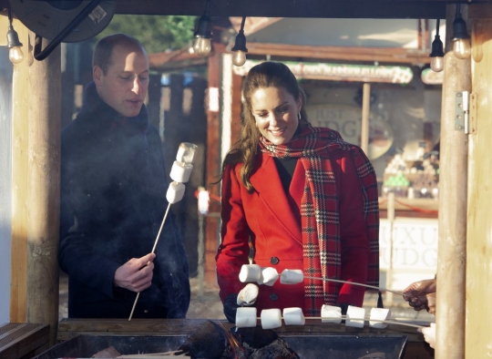 Asyiknya Pangeran William dan Kate Middleton Bakar Marshmallow