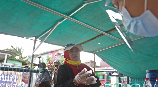 Ingatkan Prokes, Warga Depok Buat TPS Bertema Kesehatan