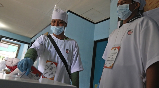 Ingatkan Prokes, Warga Depok Buat TPS Bertema Kesehatan