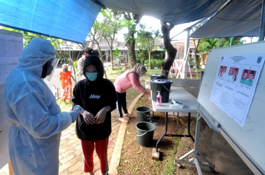 Berlindung dari Corona, Petugas KPPS di Serpong Pakai Baju Hazmat