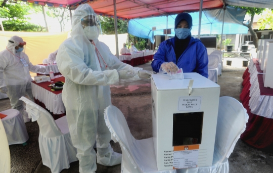 Berlindung dari Corona, Petugas KPPS di Serpong Pakai Baju Hazmat