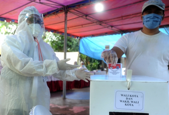 Berlindung dari Corona, Petugas KPPS di Serpong Pakai Baju Hazmat