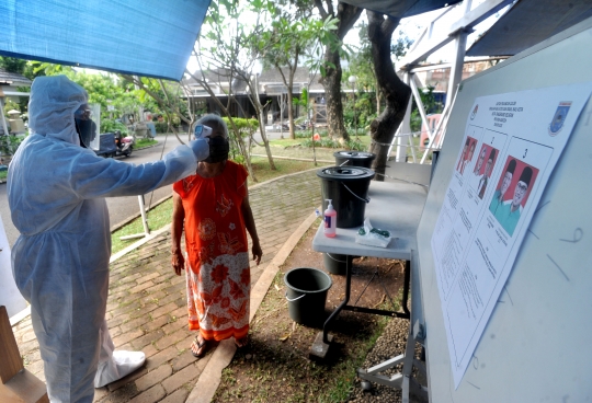 Berlindung dari Corona, Petugas KPPS di Serpong Pakai Baju Hazmat