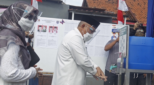 Calon Wali Kota Depok Mohammad Idris Mencoblos di TPS 14 Jatimulya