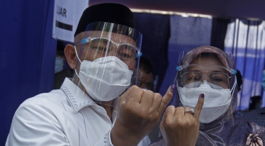 Calon Wali Kota Depok Mohammad Idris Mencoblos di TPS 14 Jatimulya