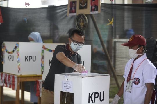 Unik, Petugas KPPS di Tangsel Memakai Seragam Sekolah