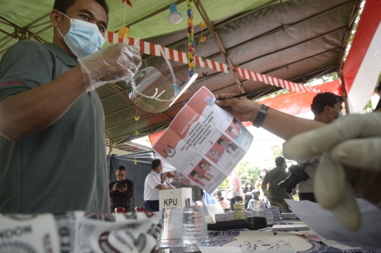 Unik, Petugas KPPS di Tangsel Memakai Seragam Sekolah