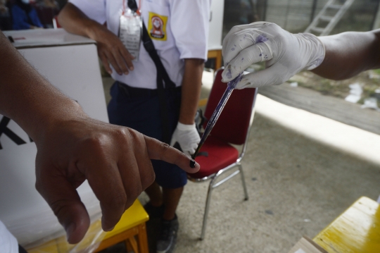 Unik, Petugas KPPS di Tangsel Memakai Seragam Sekolah